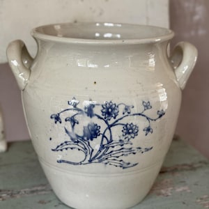 Pote de cerâmica sueco antigo Gustavsberg, modelo Stenmassa com estampa floral azul e alças, 23 cm (9 polegadas)