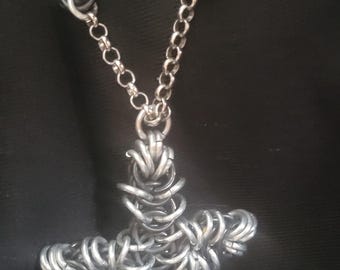 Cruz de malla de aluminio anodizado con conectores rivoli y cierre de mosquetón.