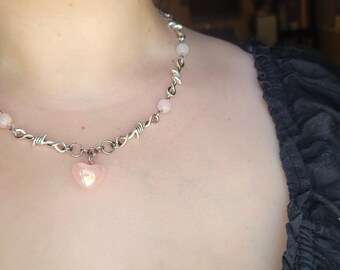 Gargantilla de morganita – Alambre de púas, dije de corazón reciclado, estilo ciberpunk Y2K