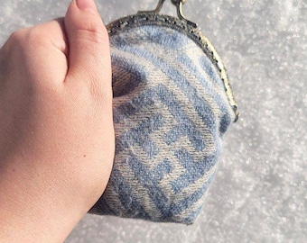 Monedero con estampado geométrico en color azul y crema