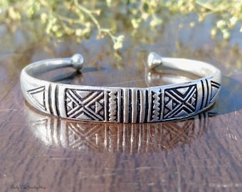 Brazalete tribal de plata hecho a mano con grabado geométrico, estilo bohemio, joyería étnica única, ideas de regalo.