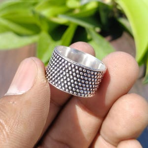 Anillo ancho de plata oxidada con diseño de lunares: banda bohemia texturizada, estilo vintage, joyería unisex llamativa.