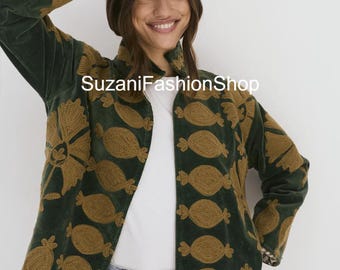 Puede incluir: Chaqueta de terciopelo verde oscuro con un patrón bordado marrón. La chaqueta tiene cuello alto y mangas largas. El texto "SuzaniFashionShop" es visible en la chaqueta.