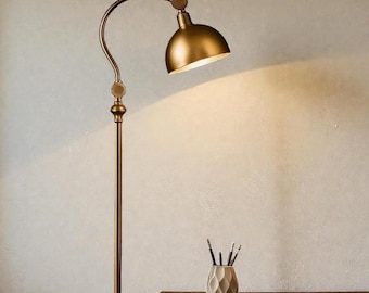 Gewölbte Stehlampe Mid Century Modern Gold Innenschirm Elegante Wohnraumbeleuchtung