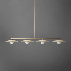 Può includere: Lampada a sospensione lineare moderna color ottone con quattro paralumi a forma di disco. Ogni paralume ha una lampadina sferica bianca. L'apparecchio è appeso a un'unica asta verticale, design minimalista.