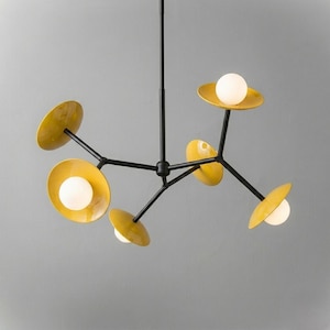 Puede incluir: Lámpara de araña moderna con estructura negra y múltiples brazos. Cada brazo sostiene un disco amarillo y una luz blanca esférica. La lámpara cuelga de una sola barra, creando un diseño de iluminación contemporáneo.