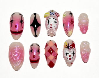 Uñas postizas de payaso coloridas / Diseño de uñas de arlequín divertido y divertido / Base de aura rosa con estrellas 3D / Diseño de cara de payaso caprichoso