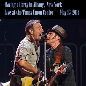 Puede incluir: Imagen de Bruce Springsteen y The E Street Band actuando en vivo en el Times Union Center en Albany, Nueva York, el 13 de mayo de 2014. La imagen muestra a dos músicos cantando en un micrófono, con guitarras visibles. El texto en la imagen dice "Having a Party in Albany, New York".
