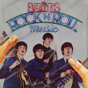 Puede incluir: Portada del álbum "The Beatles Rock 'n' Roll Music" con los miembros de la banda. El título está en una fuente de estilo neón. Los Beatles visten trajes y sostienen instrumentos.