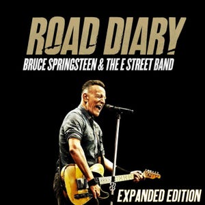 Puede incluir: Portada del álbum "Road Diary" de Bruce Springsteen & The E Street Band. La imagen muestra a Springsteen cantando en un micrófono mientras toca una guitarra eléctrica amarilla. El texto "EXPANDED EDITION" está en la parte inferior.