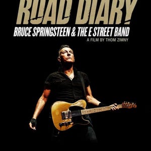 Puede incluir: Portada de Blu-ray del documental "Road Diary" con Bruce Springsteen & The E Street Band. La imagen muestra a Springsteen con una guitarra, con el título de la película en letras grandes.