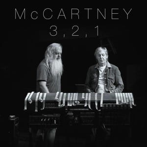 Może przedstawiać: Czarno-białe zdjęcie przedstawiające dwóch mężczyzn w ciemnym otoczeniu. U góry widnieje napis "McCartney 3, 2, 1". Jeden mężczyzna ma długą białą brodę, drugi ma na sobie dżinsową kurtkę.