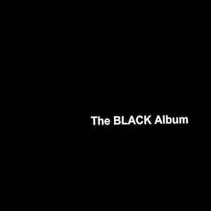 Puede incluir: Una portada de álbum negra con el texto "The BLACK Album" en blanco. El nombre de la banda "The BEATLES" está impreso verticalmente en blanco en los lados izquierdo y derecho.