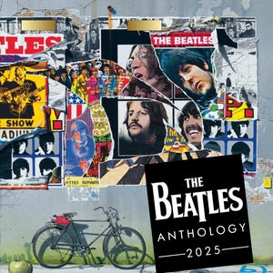 Könnte beinhalten: Ein Streetart-Bild mit den Beatles. Zerrissene Poster und Albumcover sind an einer Wand zusammengefügt. Ein schwarzes Quadrat zeigt "The Beatles Anthology 2025". Ein Fahrrad und ein Apfel befinden sich im Vordergrund.