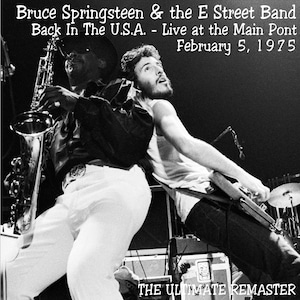 Może przedstawiać: Czarno-białe zdjęcie Bruce'a Springsteena & The E Street Band podczas występu na żywo. Zdjęcie przedstawia saksofonistę i gitarzystę. Tekst u góry brzmi "Bruce Springsteen & the E Street Band Back In The U.S.A." i "February 5, 1975". Tekst na dole brzmi "THE ULTIMATE REMASTER".
