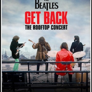 Puede incluir: Portada de DVD de "The Beatles: Get Back - The Rooftop Concert". La imagen muestra a la banda actuando en una azotea, con el nombre de la banda y el título en texto rojo y negro en negrita. La caja del DVD también tiene un logotipo de Blu-ray Disc.
