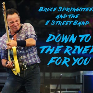 Może przedstawiać: Okładka albumu z Bruce'em Springsteenem i The E Street Band. Springsteen trzyma żółtą gitarę, ma na sobie koszulę w kratę i dżinsy. Tytuł albumu "Down to the River For You" jest w niebieskim tekście.