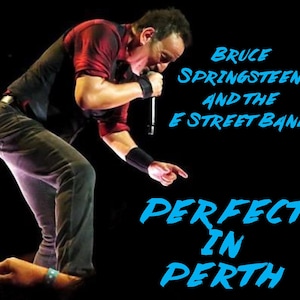 Może przedstawiać: Zdjęcie Bruce'a Springsteena występującego na scenie, trzymającego mikrofon. Tekst na zdjęciu brzmi "Bruce Springsteen and the E Street Band" oraz "Perfect in Perth" w kolorze niebieskim. Artysta ma na sobie czarną koszulę i ciemne spodnie.