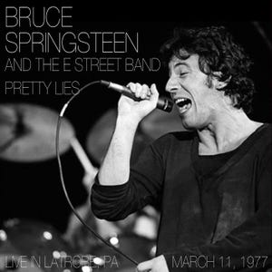 Może przedstawiać: Czarno-białe zdjęcie z koncertu z Brucem Springsteenem śpiewającym do mikrofonu. Tekst brzmi: "BRUCE SPRINGSTEEN AND THE E STREET BAND PRETTY LIES LIVE IN LATROBE, PA MARCH 11, 1977."