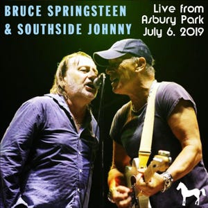 Puede incluir: Imagen de Bruce Springsteen y Southside Johnny en vivo desde Asbury Park el 6 de julio de 2019. Dos hombres cantan en micrófonos, uno toca la guitarra. El texto superior dice "Bruce Springsteen & Southside Johnny".