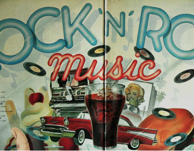 Puede incluir: Ilustraci&oacute;n de estilo vintage con las palabras "Rock 'N' Roll Music" en azul y rojo. La imagen presenta coches cl&aacute;sicos, discos de vinilo, un refresco y una escena de restaurante retro, evocando nostalgia.
