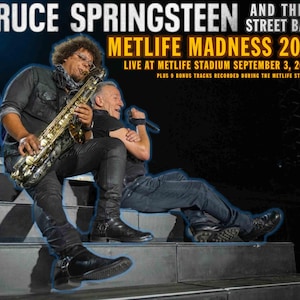 Może przedstawiać: Zdjęcie z koncertu Bruce'a Springsteena and The E Street Band. Tekst głosi "Metlife Madness 2023" i "Live at Metlife Stadium September 3, 2023". Muzyk gra na saksofonie, Springsteen trzyma mikrofon.