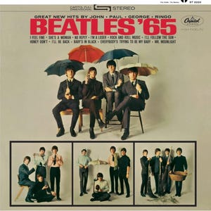 Pode incluir: Capa do álbum "Beatles '65" com os Beatles. A metade superior mostra os membros da banda sob guarda-chuvas. A metade inferior tem três imagens menores da banda. O título do álbum e os títulos das músicas são em vermelho e preto.