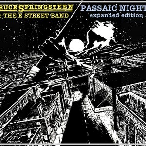 Może przedstawiać: Czarno-biała okładka albumu "Passaic Nights" Bruce'a Springsteena & The E Street Band. Obraz przedstawia stylizowaną ilustrację twarzy mężczyzny i krajobrazu miejskiego. Tekst zawiera nazwę zespołu i tytuł albumu.