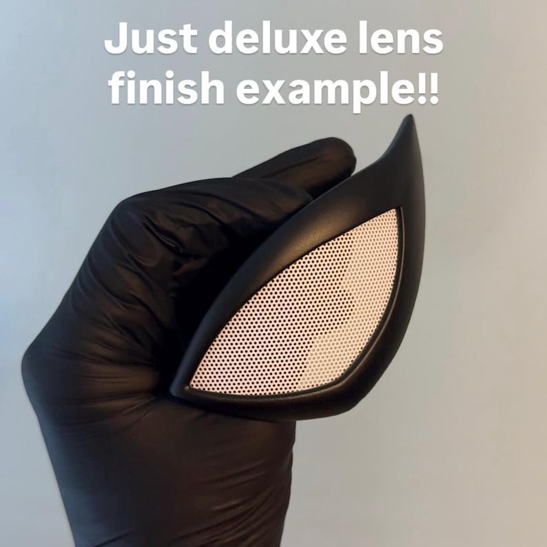 Puede incluir: Una lente negra con una inserci&oacute;n de malla blanca es sostenida por una mano enguantada. La lente tiene una forma curva y puntiaguda. El texto en la parte superior dice "Just deluxe lens finish example!!"