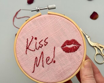 Zestaw do haftu „Kiss Me” | Początkujący twórca walentynkowych ozdób DIY