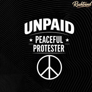 Könnte beinhalten: Schwarze Grafik mit den weißen Worten „UNPAID PEACEFUL PROTESTER“ und einem Friedenssymbol. Der Hintergrund hat ein wellenförmiges, strukturiertes Muster. Das Wort „Rushtrend“ befindet sich in der oberen rechten Ecke.
