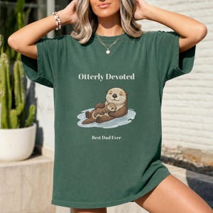 Otterly Devoted Dad T-shirt | Rolig Otter Dad T-shirt | Fars dag-present | Bästa pappa någonsin T-shirt | Söt present till pappa