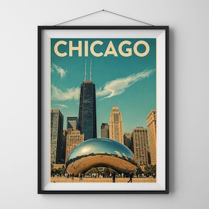 Puede incluir: Un póster enmarcado que presenta una ilustración estilizada del horizonte de Chicago, incluyendo la icónica escultura reflectante en forma de frijol en primer plano y el John Hancock Center, con la palabra CHICAGO en letras color crema.
