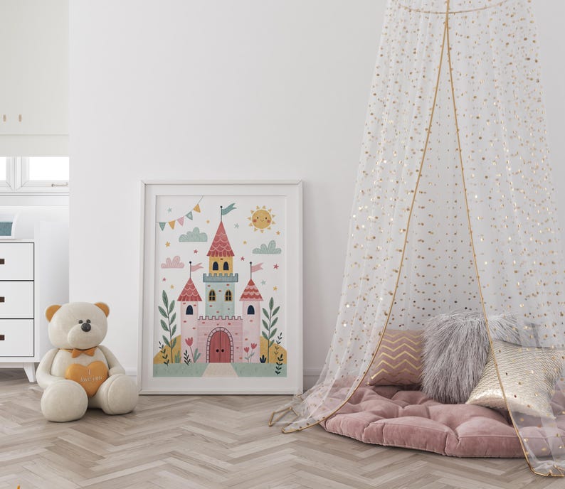 K&ouml;nnte beinhalten: Gerahmte Illustration eines skurrilen Schlosses mit rosa, blauen und gelben Akzenten, Flaggen und einer l&auml;chelnden Sonne. Ein gro&szlig;er Teddyb&auml;r mit gelbem Herz sitzt in der N&auml;he. Ein Baldachin mit goldenen Sternen h&auml;ngt &uuml;ber einem rosa Bodenkissen.