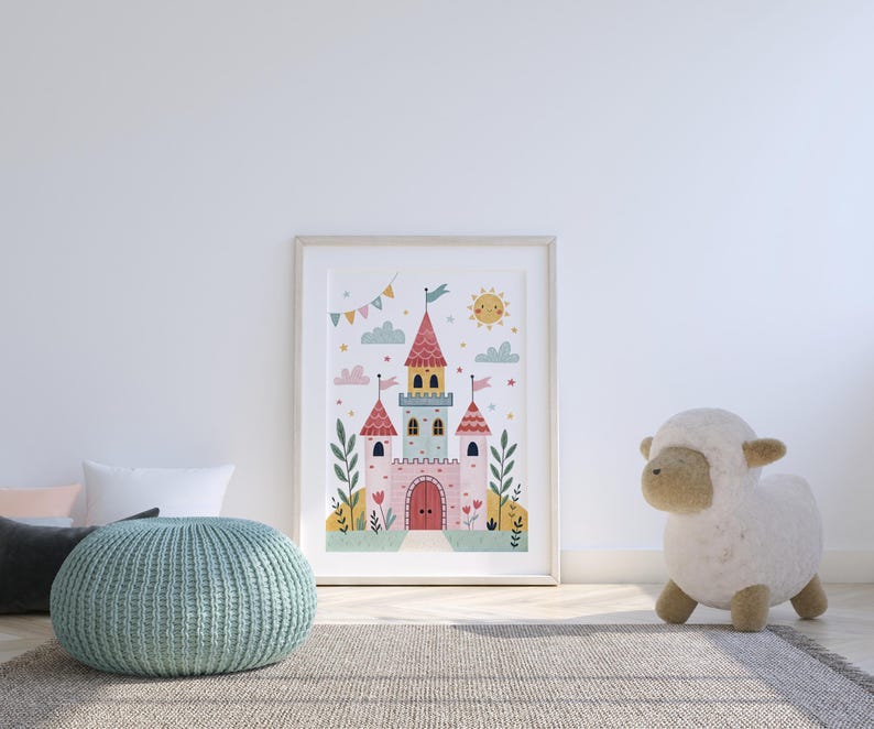 K&ouml;nnte beinhalten: Gerahmte Illustration eines skurrilen Schlosses mit rosa, blauen und gelben T&uuml;rmen, Flaggen und einer l&auml;chelnden Sonne. Das Kunstwerk wird in einem hellen Holzrahmen pr&auml;sentiert. Ein hellblaues Strickpouf und ein Stoffschaf befinden sich im Vordergrund.