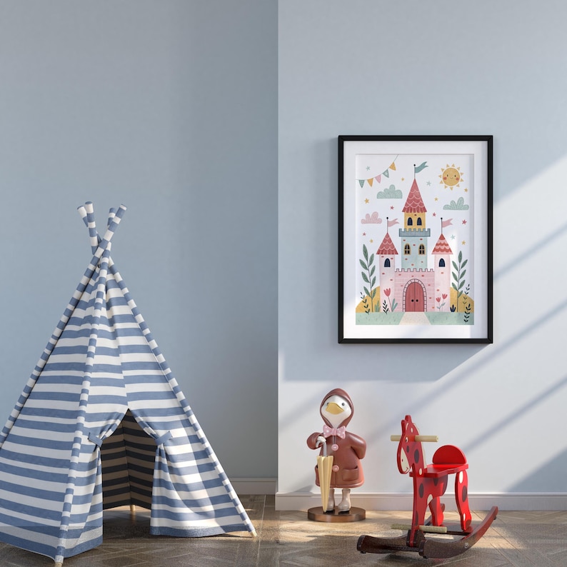 K&ouml;nnte beinhalten: Gerahmte Illustration eines skurrilen Schlosses mit rosa, blauen und gelben Akzenten. Das Kunstwerk zeigt ein rotbedachtes Schloss mit Fahnen, einer l&auml;chelnden Sonne und dekorativen Elementen. Ein gestreiftes Tipi und ein rotes Schaukelpferd befinden sich im Vordergrund.