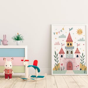 K&ouml;nnte beinhalten: Eine Kinderzimmerszene mit einer gerahmten Schlossillustration in Rosa, Blau und Gelb. Eine wei&szlig;e Kommode mit Pastellschubladen beherbergt Pl&uuml;schhasen und eine Topfpflanze. Ein h&ouml;lzernes Schaukelpferd und zwei Spielzeughasen vervollst&auml;ndigen die Szene.