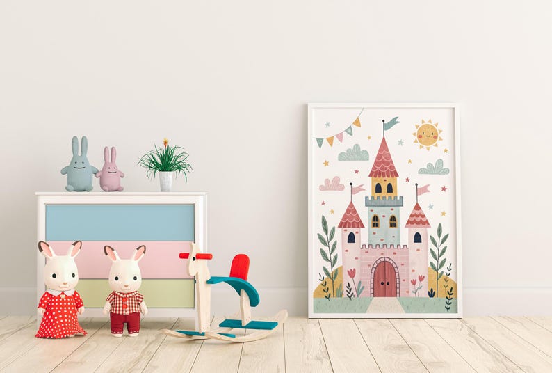 K&ouml;nnte beinhalten: Eine Kinderzimmerszene mit einer gerahmten Schlossillustration in Rosa, Blau und Gelb. Eine wei&szlig;e Kommode mit Pastellschubladen beherbergt Pl&uuml;schhasen und eine Topfpflanze. Ein h&ouml;lzernes Schaukelpferd und zwei Spielzeughasen vervollst&auml;ndigen die Szene.