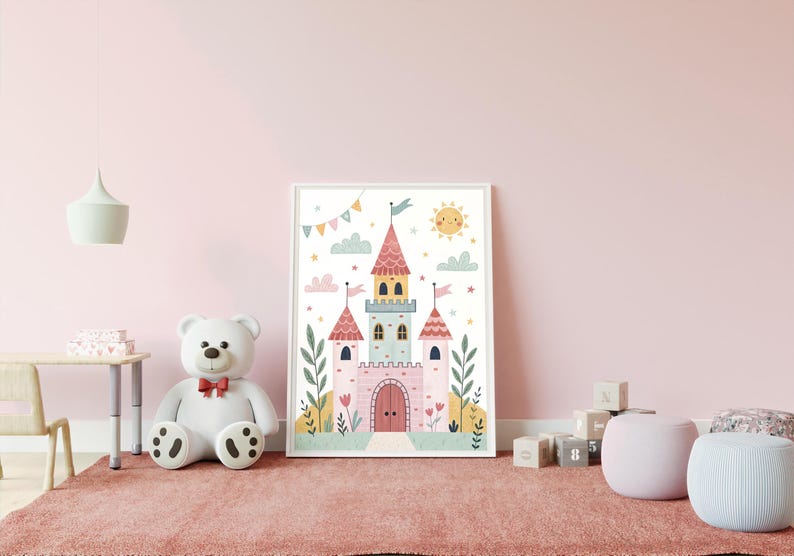 K&ouml;nnte beinhalten: Gerahmte Illustration eines skurrilen Schlosses mit rosa, blauen und gelben Akzenten. Das Kunstwerk zeigt eine l&auml;chelnde Sonne, Wolken und bunte Fahnen, passend f&uuml;r ein Kinderzimmer. Das Bild ist vor einer rosa Wand platziert.