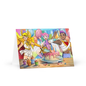 Op de afbeelding: Een wenskaart voor een verjaardag met een kleurrijke illustratie van drie stripfiguren. De scène toont een taart met kaarsen, cupcakes en ballonnen. De personages dragen heldere kostuums.