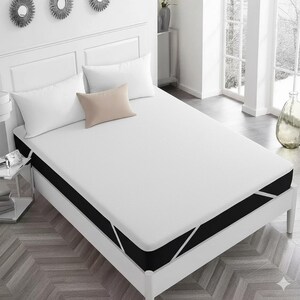 Könnte beinhalten: Ein Set aus drei Keramikbechern mit gesprenkelter, matter Oberfläche. Jeder Becher hat eine andere Farbe: Hellblau, Creme und Grau. Die Becher haben ein schlichtes, modernes Design mit runder Form und bequemem Griff.