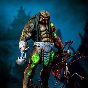 Könnte beinhalten: Detaillierte Predator-Figur mit bedrohlichem Gesichtsausdruck, die eine Waffe und eine blutige Trophäe hält. Die Figur hat grüne Akzente und steht auf einem Sockel mit Totenköpfen und dem Text "Predator Killer of Killers".