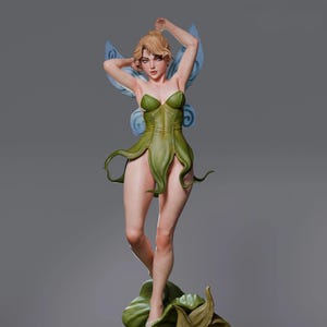 Puede incluir: Figura detallada de un hada con cabello rubio, alas azules y un vestido verde. El hada está de pie sobre una hoja verde y un trozo de madera. La figura tiene un rostro detallado y está en una pose elegante.