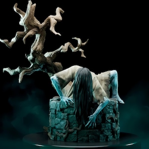Puede incluir: Figura detallada de un personaje de película de terror emergiendo de un pozo. La figura tiene pelo largo y negro, un vestido beige andrajoso y piel azul pálido. Un árbol nudoso se alza detrás del pozo, sobre un fondo negro.