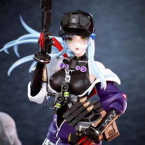Peut inclure: Figurine détaillée d'un personnage féminin en tenue tactique noire et violette, tenant un fusil noir. La figurine a des cheveux bleu clair, une casquette noire et des yeux verts. La figurine porte un haut noir et des manches violettes.