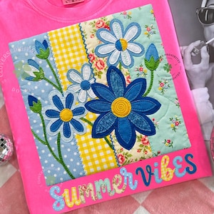 Sommarvibbar med blommigt lapptäcke png, grandmacore sommarvibbar png, trendig sommartröja, maximalistisk sommar, viral sommar