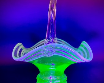 Cesta de vidrio de uranio con asa y punta