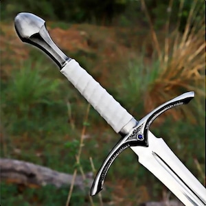 Puede incluir: Un letrero de madera rústico con el texto "Welcome to our home" en letras blancas. El letrero presenta un acabado envejecido y un diseño sencillo y acogedor.