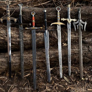 Könnte beinhalten: Eine Auswahl von sechs Schwertern mit verzierten Griffen und Klingen. Die Schwerter weisen goldene, silberne und schwarze Akzente auf. Die Klingen sind aus Stahl gefertigt. Die Schwerter werden auf einer Holzoberfläche präsentiert.