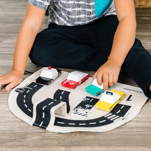 Alfombrilla de juego para coche para niños pequeños, carrito portátil para coche, tablero de actividades, juguete de viaje Waldorf, juguete para coche para niños, juego de actividades de viaje para niños, tablero de actividades para viajes por carretera